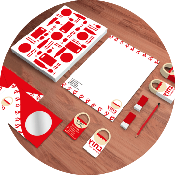 ניירת מעוצבת למותג בחוץ: כרטיסי ביקור, נייר מכתבים, מעטפה, עיפרון ומחק