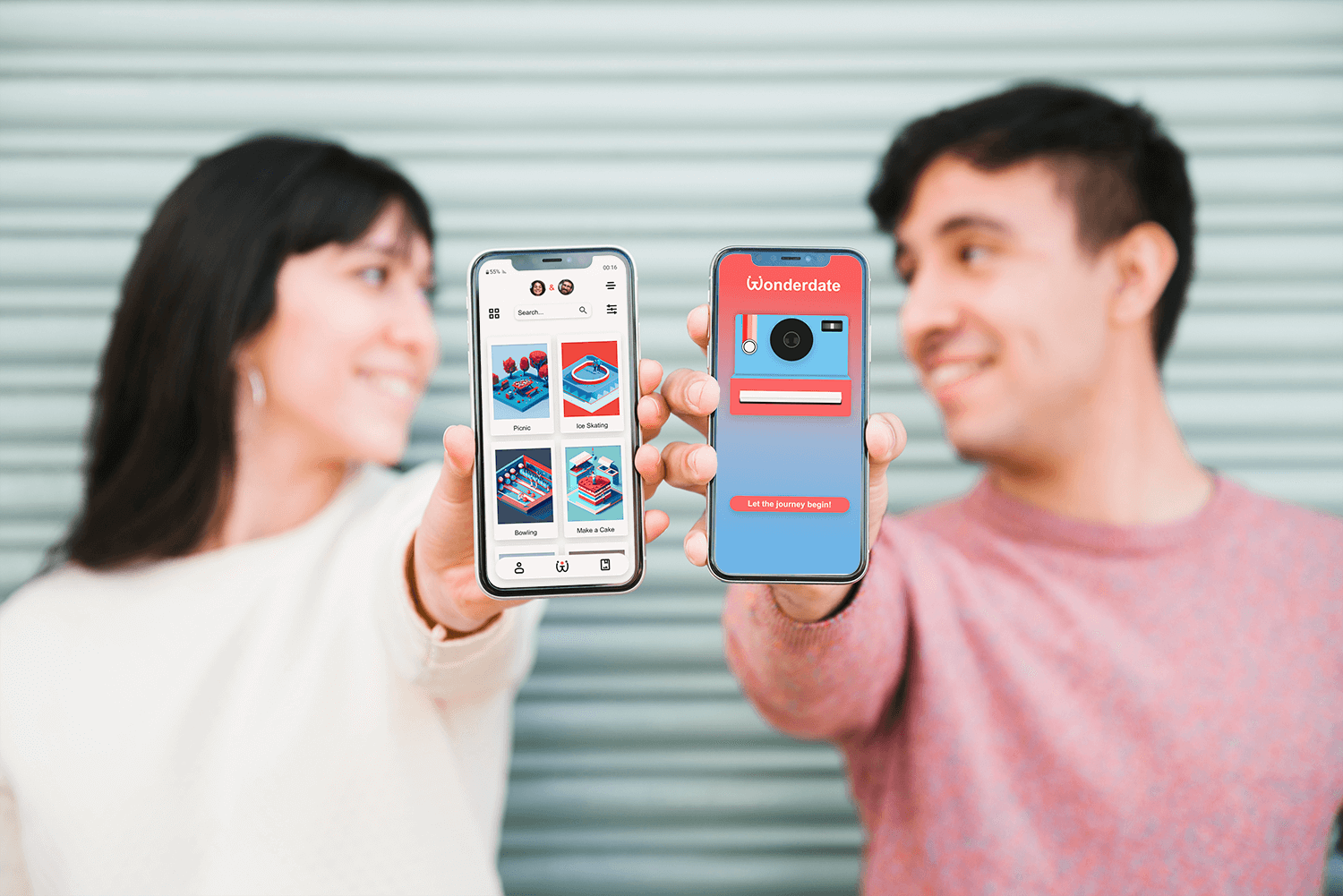 זוג שמח משתמש באפליקציה