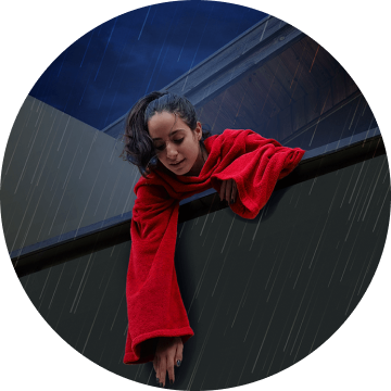 תמונה של דוגמנית על המרפסת, הדוגמנית עם כירבולית אדומה