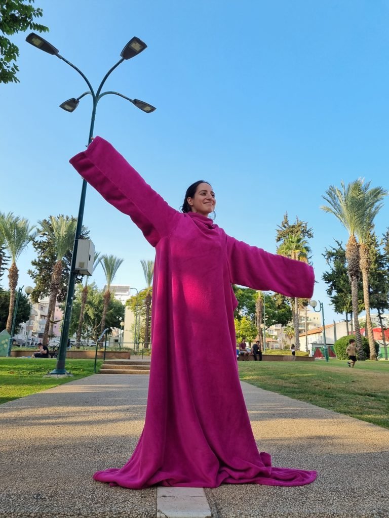 תמונת רחוב- דוגמנית עומדת ברחוב, הדוגמנית עם כירבולית ורודה